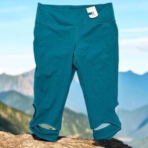 Xersion High Rise Fitted Capris